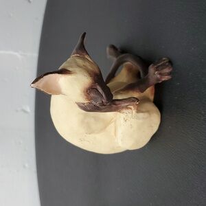 Vintage Siamese Grooming Sitting Cat Figurine By Enesco